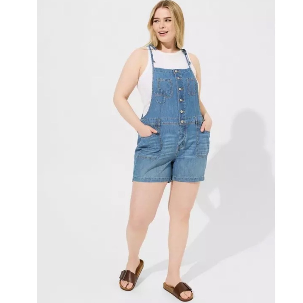 TORRID NWT 5 Inch Lightweight Denim Shortall 0692